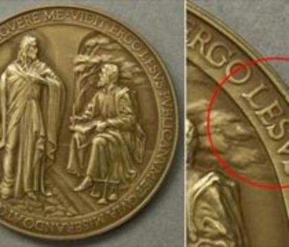 Une faute d&rsquo;orthographe sur la médaille du pape