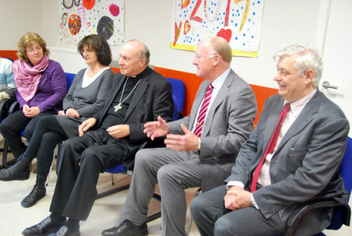 Mgr Léonard à la Maison des Réfugiés de Louvranges