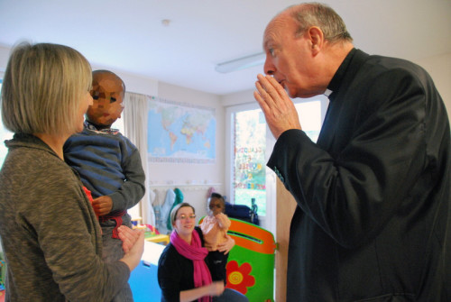 Mgr Léonard à la Maison des Réfugiés de Louvranges
