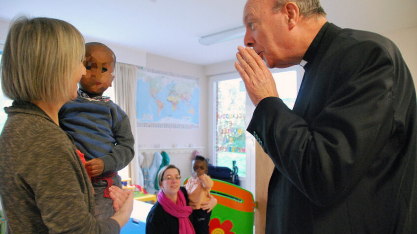 Mgr Léonard à la Maison des Réfugiés de Louvranges