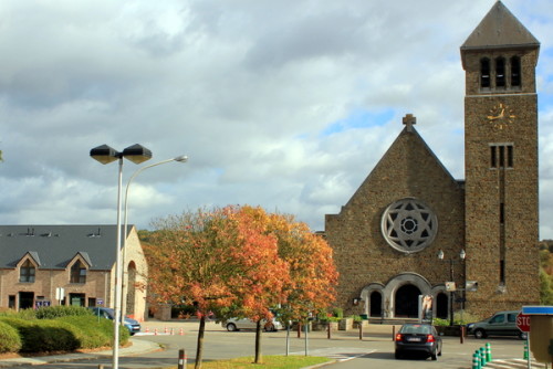 La maison paroissiale, à gauche de l'église Saint-Géry...