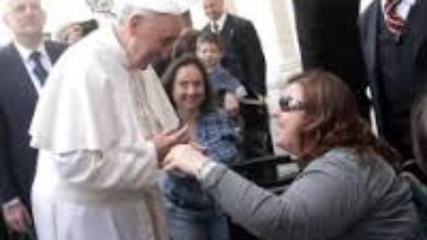 Le pape rencontre sourds-muets et aveugles