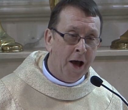 Father Kelly, le prêtre qui chante