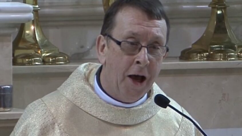 Father Kelly, le prêtre qui chante