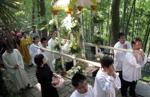 Chine-catholique-procession-Mai