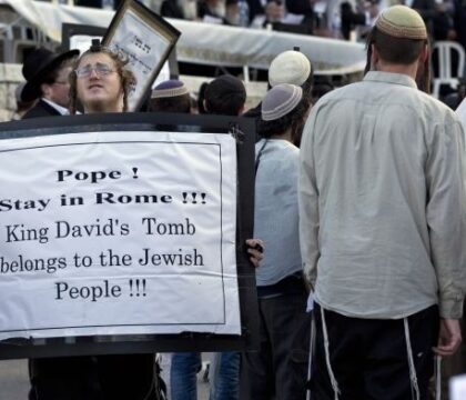 Israël : des juifs ultra-orthodoxes protestent contre la venue du pape