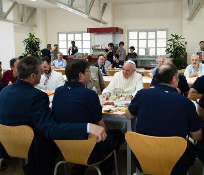 Vatican : François au self service de la cantine