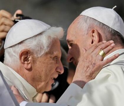 Le pape François appelle au partage entre générations, en présence de Benoît XVI