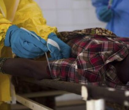 Chanteurs et dessinateurs engagés dans la lutte contre le virus Ebola