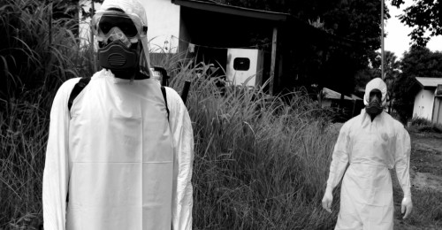 2014_sept._ebola_cleaner_team-by_carlos_tofino_for_medicos_del_mundo_0