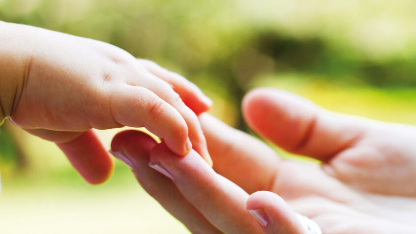 Le congé d&rsquo;adoption, bientôt prolongé ?