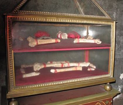 Reliques mises aux enchères dans une salle de ventes namuroise
