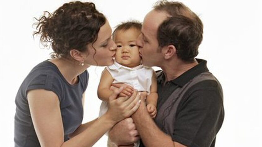 Adoptions internationales: un record historiquement bas