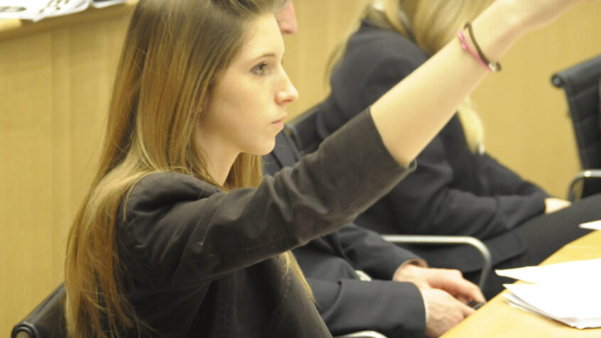 Des jeunes s&rsquo;exercent à la démocratie avec le Parlement jeunesse