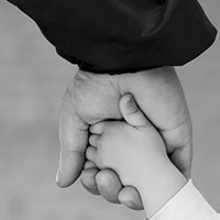 mains enfant adulte