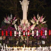 statue de Beauraing de nuit