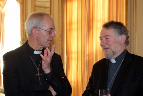 Mgr Welby (à g.) en discussion avec Mgr Kockerols, évêque auxiliaire de Bruxelles.