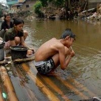 L'eau polluée de la rivière Citarum est devenue un vecteur de maladie pour les 25 millions de personnes dans l'ouest de Java qui comptent sur elle pour l'eau potable et l'irrigation.