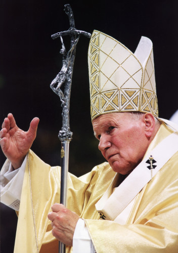 POPE GREETS FAITHFUL IN ST. LOUIS IN 1999