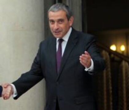 Laurent Stefanini confronté au silence du Vatican