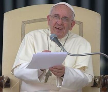 Le pape salue les époux « courageux »