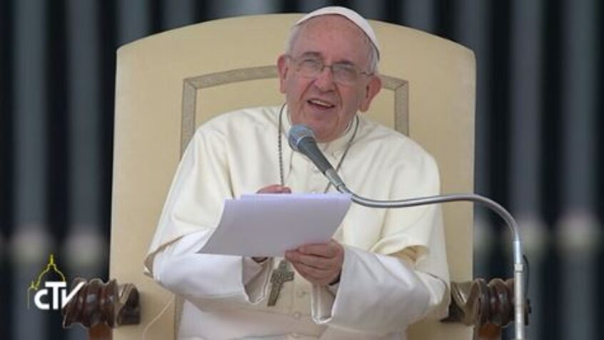 Le pape salue les époux « courageux »