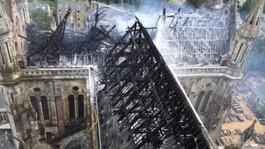 France: un incendie ravage la basilique Saint-Donatien de Nantes