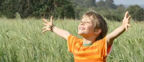enfant bras ouvert