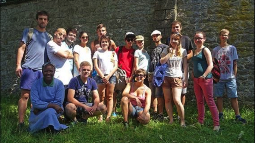 Abbaye de Maredret : 15 jeunes de 9 nationalités ont rénové le mur d&rsquo;enceinte