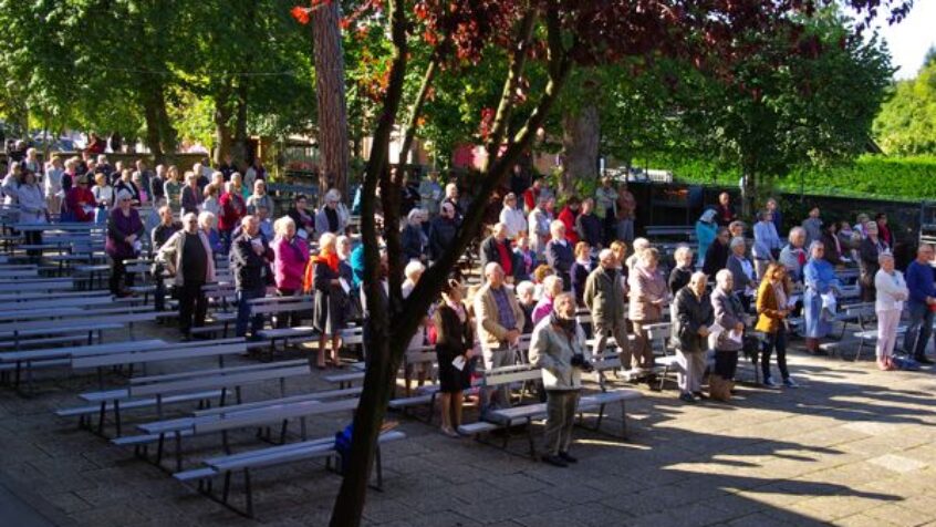 Beauraing : Ils sont venus faire bénir leurs smartphones