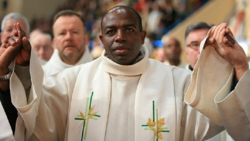 Le prêtre rwandais Munyeshyaka acquitté par la justice française
