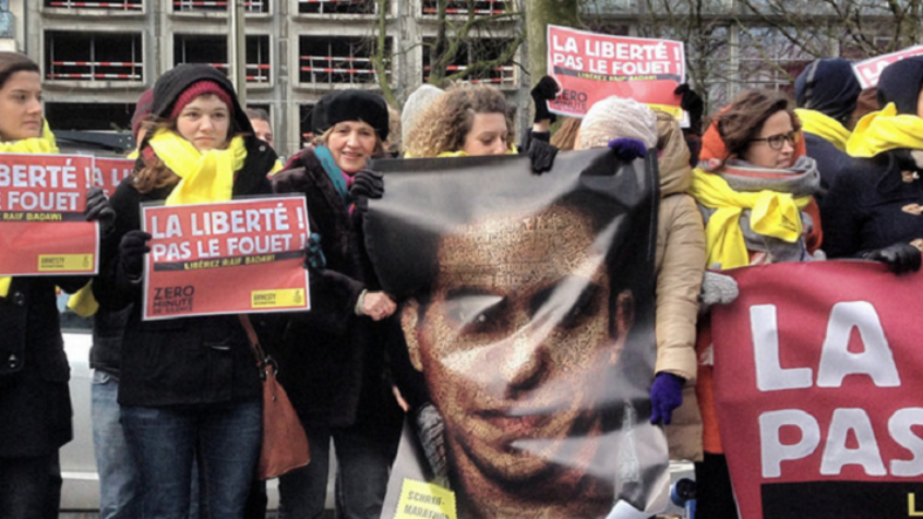 Amnesty manifeste pour la libération du blogueur saoudien