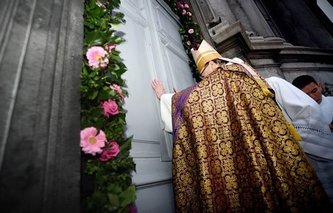 Photo: ouverture de la Porte sainte à la cathédrale saint-Aubain de Namur (© André Dubuisson)