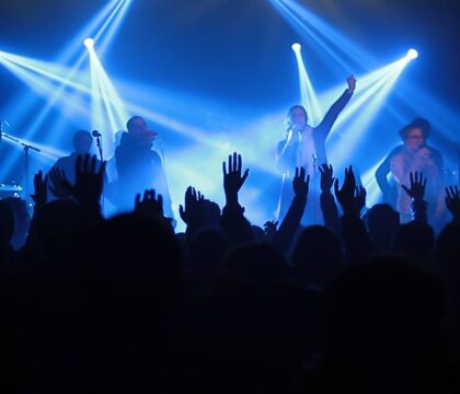 Rock et prières avec le lancement de &#8220;Feel God&#8221;