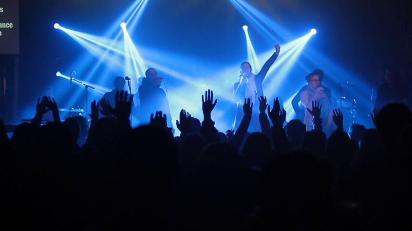 Rock et prières avec le lancement de « Feel God »