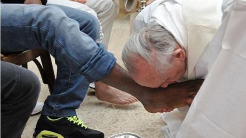 Jeudi Saint : le pape François lavera les pieds de 12 réfugiés