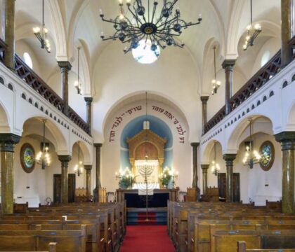Mgr Delville en visite à la synagogue de Liège