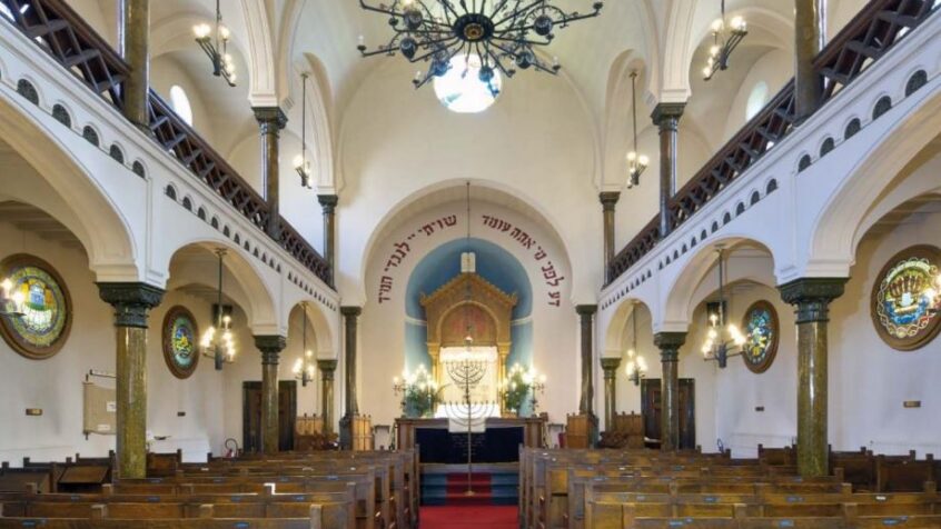Mgr Delville en visite à la synagogue de Liège