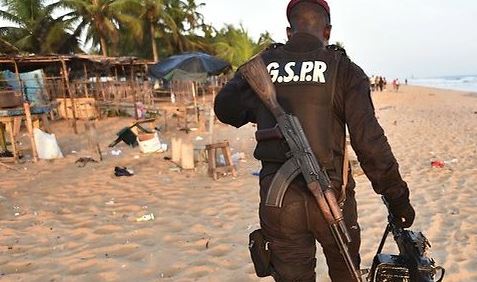 Grand-Bassam-plage-policier