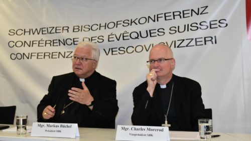 Conférence-des-évêques-suisses-Mgr-Büchel-et-Mgr-Morerod-Photo-Jacques-Berset-Phot