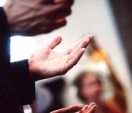 AUDIO – « Une question à la foi » : les attitudes dans la liturgie