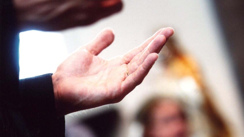 AUDIO – « Une question à la foi » : les attitudes dans la liturgie