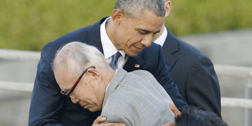 Le président Obama prend dans ses bras un rescapé de l'attaque d'Hiroshima