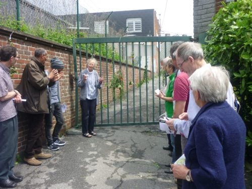Le groupe de pèlerins invité par Soeur Juliette à passer la porte de Montegnée