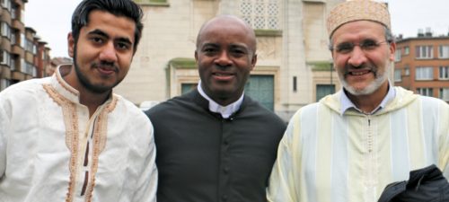 Père-Aurélien-SANIKO-et-Imam-Jamal-HABBACHICH-Noël-solidaire-dans-une-église-de-Molenbeek-1132x509