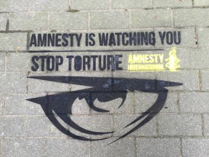 Le pochoir “Amnesty is watching you” réalisé par le collectif de street-artistes Propaganza