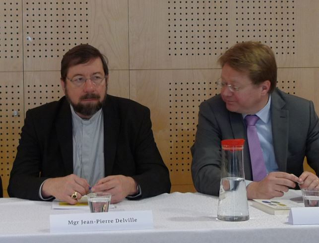 Mgr Delville et jan De Voldeer, deux des quatre signataires de "Quelle âme pour l'Europe?"