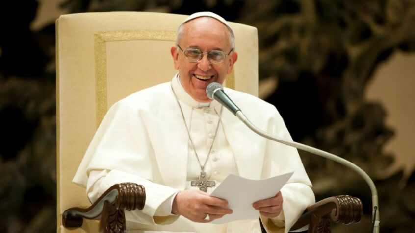 Il faut savoir rire de soi-même, rappelle le pape