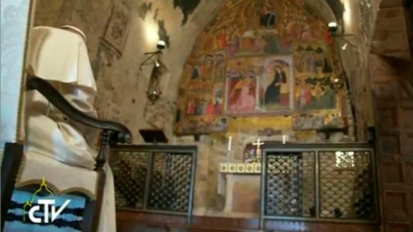 A Assise, le pape François fait passer « la caresse du pardon »