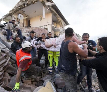 Le pape François prie pour les victimes du tremblement de terre en Italie centrale